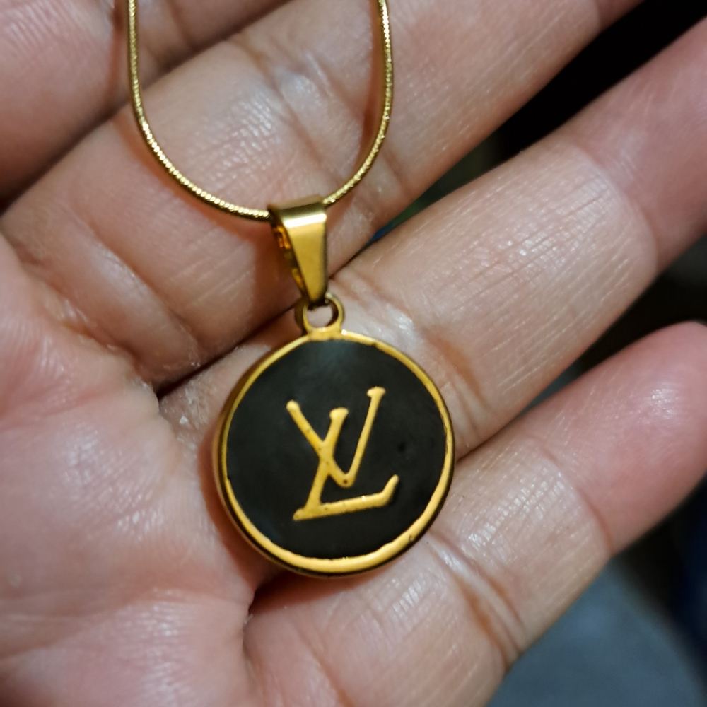 Fashion Jewelry Gold and Black Round Logo Pendant Necklace